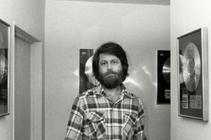 Si Brian Wilson a pu toucher au sublime en capturant la joie immense de la jeunesse et la tristesse suicidaire qui peut l’affliger, c’est parce qu’il vivait lui-même en permanence dans ce monde exacerbé d’émotions.