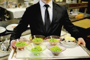 Service au restaurant gastronomique L’Oustau de
                    Baumanière, dans les Bouches-du-Rhône. Certains
                    députés contestent déjà la hausse de la TVA dans le
                    domaine de la restauration.