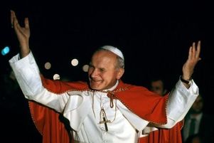 Le pape Jean-Paul II, lors de son premier voyage en France en 1980.