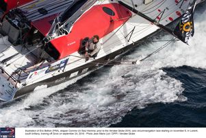 Eric Bellion (Comme Un Seul Homme) se maintient dans la course lors de l’édition 2016 du Vendée Globe.