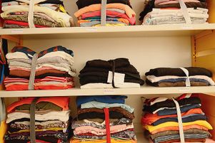 Collecte de vêtements à la Ressourcerie, à Paris.