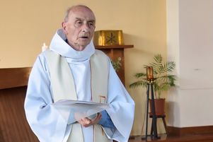 Le père Jacques Hamel célébrant une messe en l’église de Saint-étienne-du-Rouvray, le 11 juin 2016, quinze jours avant son assassinat.