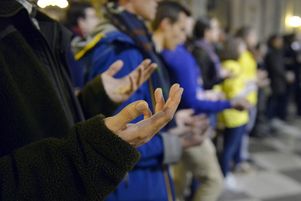 Prière du Notre Père lors de la messe de rentrée des étudiants d'Ile-de-France, le 15 novembre 2017 à la cathédrale Notre-Dame de Paris.