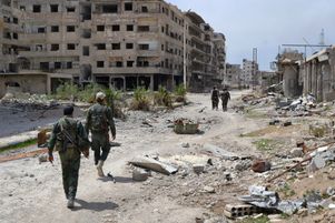 Des soldats syriens avance dans les rues dévastees de Jobar le 1er avril 2018.