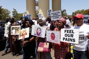 Des proches des victimes du régime de l’ancien président  Yahya Jammeh manifestent le 17 avril 2018.