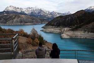 Le lac artificiel de Serre-Ponçon dans les Alpes du Sud.