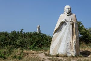 La statue en granit breton de Saint Colomban dans la Vallée des Saints, en août 2018.