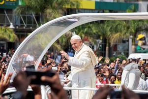 Le pape François salue la foule alors qu'il arrive pour une rencontre avec la jeunesse mozambicaine, le 5 septembre, à Maputo.