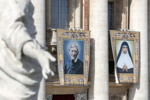 Les portraits du cardinal John-Henry Newman et de la religieuse Marie-Thérèse Chiramel Mankidiyan, canonisés par le pape François dimanche 13 octobre 2019. 