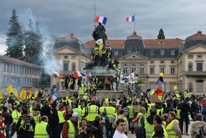 Rassemblement de gilets jaunes devant la préfecture de Haute-Loire,au Puy-en-Velay, le 9 mars.