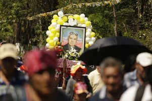 Le 12 mars 2019, des centaines de salvadoriens commémorent le 42e anniversaire de la mort du père Rutilio Grande.