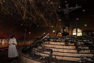Une croix vieille de quatre siècles a été carbonisée lors de l’incendie criminel d’une cathédrale au Nicaragua.