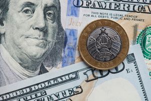 La dépréciation du rouble biélorusse a entraîné une ruée vers les guichets. Il faut patienter des heures devant le guichet avant d’obtenir des euros ou des dollars contre des roubles biélorusses.