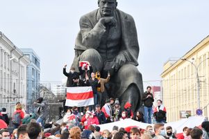 À Minsk, des manifestants contestant les résultats de l’élection présidentielle se rassemblent devant la statue de l’écrivain biélorusse Iakoub Kolas, le 26 octobre.
