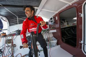 Le marin suisse Alan Roura, plus jeune concurrent du Vendée Globe 2020-2021 à la barre de son monocoque IMOCA « La Fabrique ».