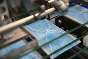 Vendredi 22 janvier, les premiers masques ont été produits par la Coop des masques à Grâces (Côtes d’Armor).