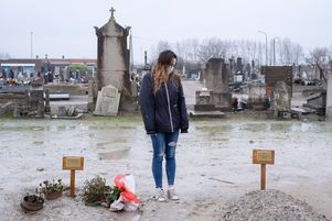 La militante associative Siloé dans le cimetière nord de Calais, où sont enterrés les migrants musulmans qui ont pu être identifiés (photo parue dans La Croix du 21 janvier).