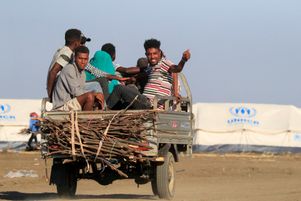 Des réfugiés éthiopiens, qui ont fui le conflit au Tigré, arrivent au camp de Tenedba à Mafaza, dans l'est du Soudan, le 8 janvier 2021.
