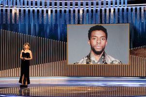 L'actrice Renée Zellwegger annonçant le Golden Globe du meilleur acteur dans un film dramatique pour le défunt Chadwick Boseman.