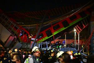 Des secouristes se rassemblent sur le site de l’accident de métro après l'effondrement partiel d’un pont à Mexico, dans la nuit du 3 au 4 mai.