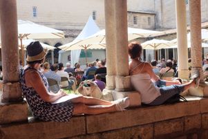 Conférence dans le cloitre de la collégiale de Saint-Emilion. Cette année, le thème du langage sera au coeur du festival.