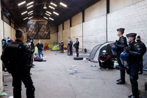 Lors de l’évacuation d’un camp de migrants à Calais, au début du mois de juin 2021.