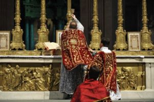 16 novembre 2013, à Paris. Messe d’action de grâce en latin pour les 25 ans de la Fraternité sacerdotale Saint-Pierre  à l’église Saint Sulpice à Paris.