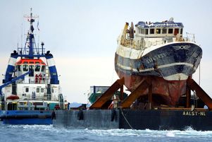 Épave du « Bugaled Breizh » à Brest, le 13 juillet 2004, six mois après le drame.