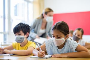 Face à la reprise de l’épidémie, les élèves de 39 départements vont devoir remettre leur masque un mois après en avoir été dispensés.