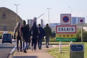 Des migrants aux abords du port de Calais, le 5 novembre 2021..