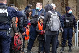 Des policiers français prennent en charge des migrants secourus après avoir tenté la traversée de la Manche pour rejoindre l'Angleterre, à Calais, le 1er avril 2021.