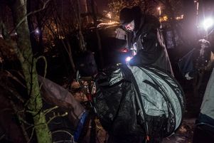 Le père Philippe Demeestère, le 8 décembre, installant sa tente pour passer la nuit dans un campement de Calais.
