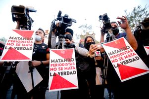 Des journalistes manifestent à Mexico le 25 janvier, après l’assassinat de Lourdes Maldonado. Ils brandissent des pancartes reprenant leur slogan  : « On ne fait pas disparaître la vérité en tuant des journalistes. »