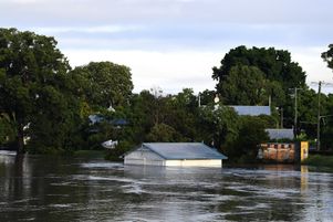 Un hangar est submergé à Grafton, dans la Nouvelle-Galles du Sud, le 1er mars 2022.