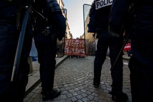 Impossible d’ignorer la vague de violences policières qui a déferlé à partir de l’émergence des gilets jaunes, fin 2018. Après les premières violences urbaines, les autorités ont opté pour un maintien de l’ordre offensif.