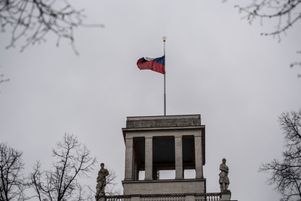 À Berlin, le drapeau russe flotte sur le toit de la tour de l'ambassade de Russie. La ministre des affaires étrangères a déclaré lundi 4 avril que 40 diplomates russes étaient indésirables. Photo d’illustration.