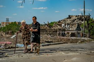 Des habitants à Druzhkivka, le 6 juin 2022, après un bombardement aérien russe sur la ville.