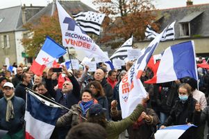 Samedi 5 novembre, devant la mairie de Callac, manifestation rassemblant les opposants au projet d’accueil de réfugiés.