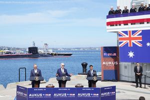 Le premier ministre britannique Rishi Sunak, le président américain Joe Biden et le premier ministre australien Anthony Albanese à la base navale de Point Loma à San Diego, aux États-Unis.