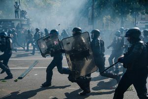 Charge de la police sur la place de la Nation, à l’issue de la manifestation du 1er mai 2023. 