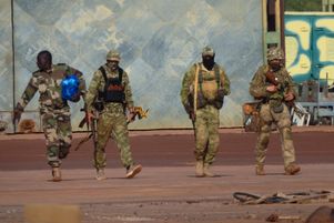 Trois mercenaires russes en cagoule dans le nord du Mali. Dans un rapport rendu public vendredi 12 mai, le haut-commissaire de l’ONU aux droits de l’homme a accusé l’armée malienne et ses auxiliaires étrangers d’avoir tué 500 civils à Moura.