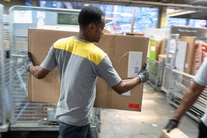 Un réfugié d’Érythrée en poste en mai 2019 dans un centre de colis en Suisse, où le taux de chômage est descendu à 1,9 % au mois de mai 2023.