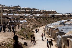 Une délégation des Nations Unies arrive dans la région d'Idlib en Syrie le 3 mai 2023 par le poste frontière de Bab al-Hawa avec la Turquie pour visiter certains camps dans le cadre d'une tournée trois mois après le tremblement de terre.