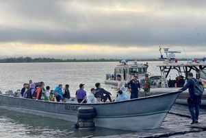 La marine colombienne secourt des migrants chinois à la frontière avec le Panama, le 4 juillet 2023.