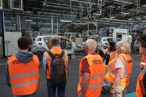 Des touristes visitent le site du géant de l’automobile Stellantis près de Rennes, le 24 août.
