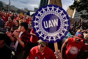 Des membres de l’United Auto Workers (UAW) lors d’une manifestation, à Détroit, le 15 septembre 2023.