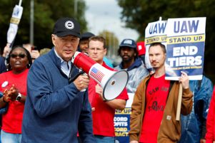 Joe Biden s’adresse aux grévistes de l’UAW, le 26 septembre à Wayne au Michigan. Le démocrate est le premier président américain en exercice de l’histoire à se rendre sur un piquet de grève.
