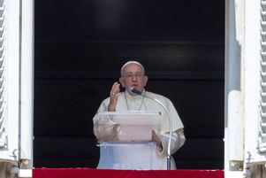 Le pape François lors de la prière de l'Angélus sur la place Saint-Pierre, au Vatican, le 1er octobre 2023.