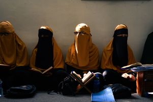 Depuis le retour des talibans au pouvoir en Afghanistan, de plus en plus de jeunes filles embrassent une carrière religieuse.