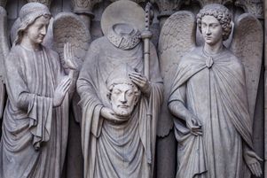 Statue de Saint Denis à Notre-Dame.